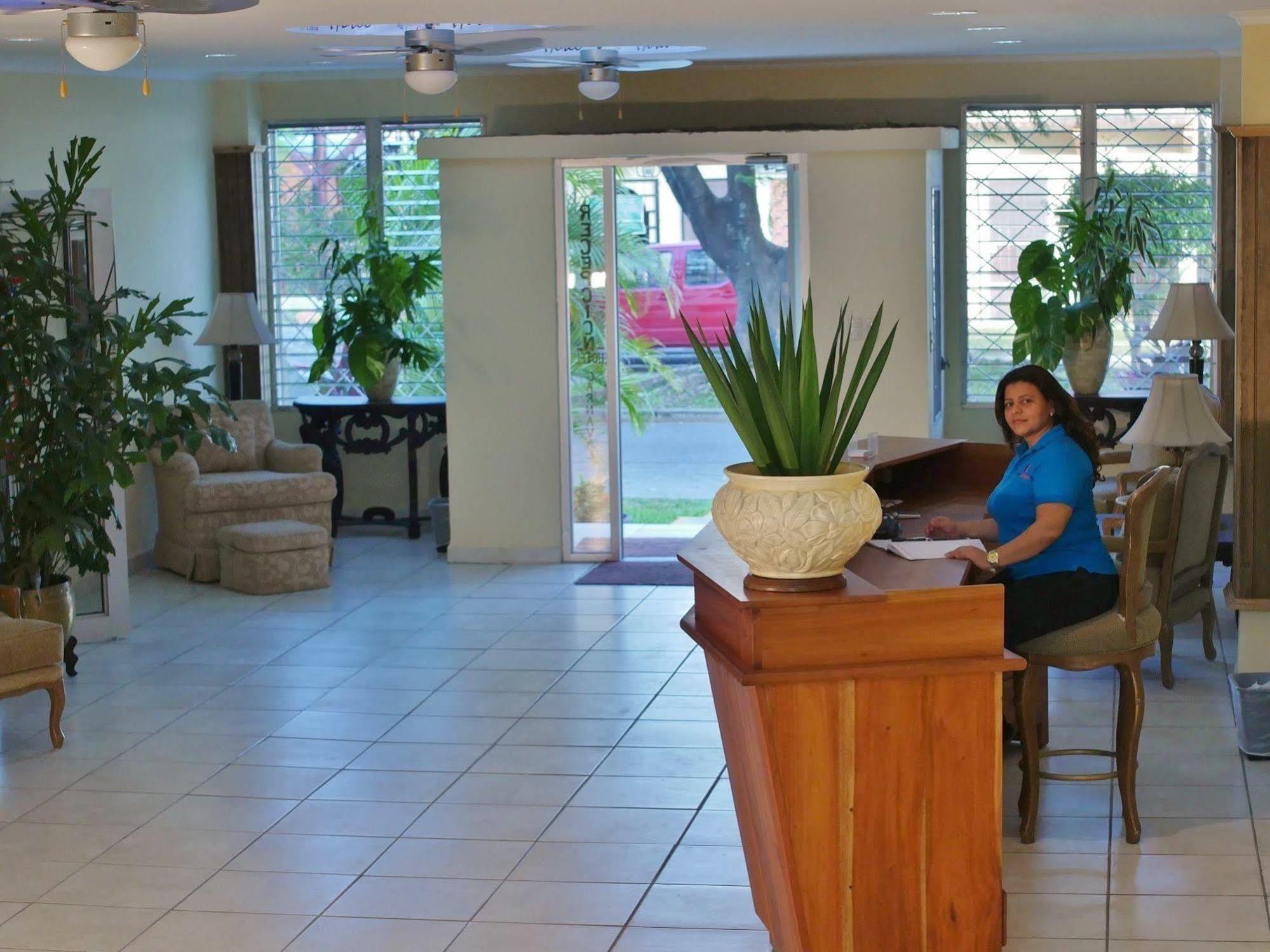Hotel Carnaval La Ceiba Bagian luar foto