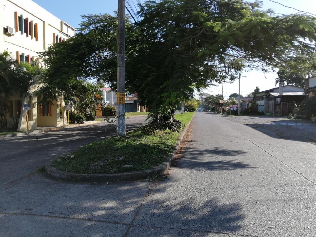 Hotel Carnaval La Ceiba Bagian luar foto